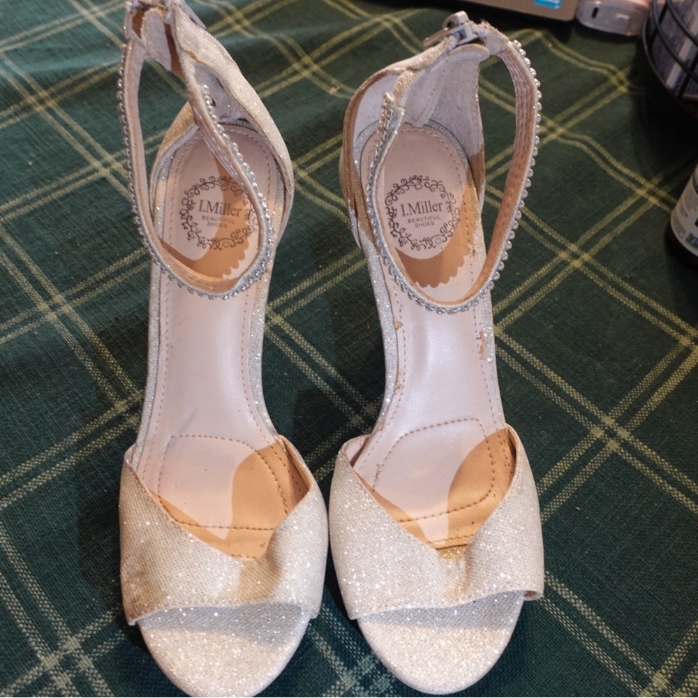 16. Silver heels - Picture 2 of 5